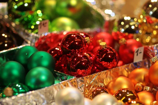 Bonitas bolas de Navidad del mercado en Wien — Foto de Stock