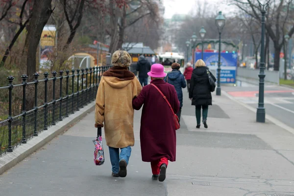 Mulheres urbanas caminhando — Fotografia de Stock