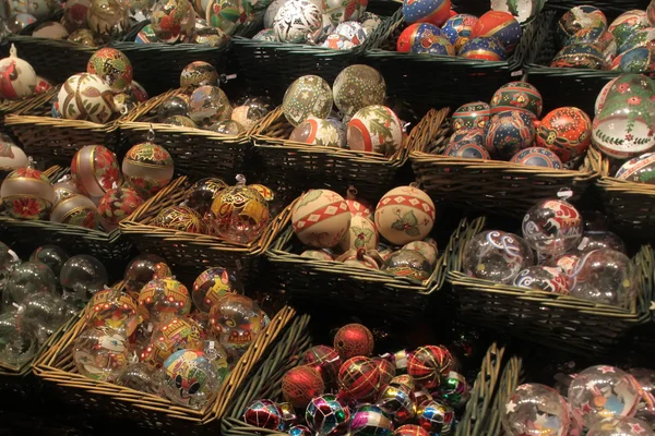 Enfeites de Natal em uma cesta em uma feira de Natal em Viena — Fotografia de Stock