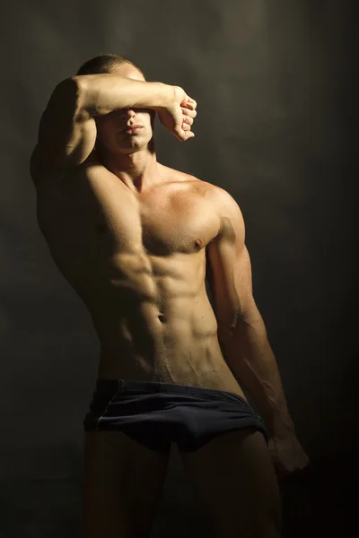 Seksowny mężczyzna z pięknego ciała w bieliźnie — Zdjęcie stockowe