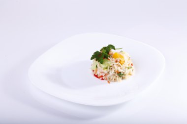 Beyaz bir tabak salata