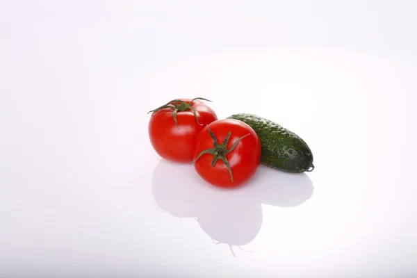 Tres tomates y pepino aislados en blanco en línea —  Fotos de Stock