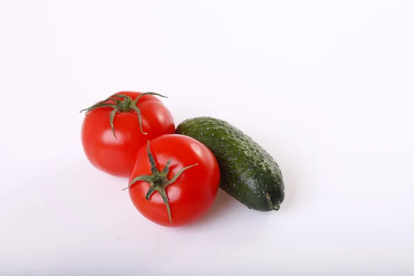 Dos tomates y el pepino sobre blanco —  Fotos de Stock