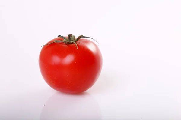 Tomate sencillo sobre blanco —  Fotos de Stock