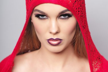 Kırmızı elbise giyen güzel bir kadın portresi