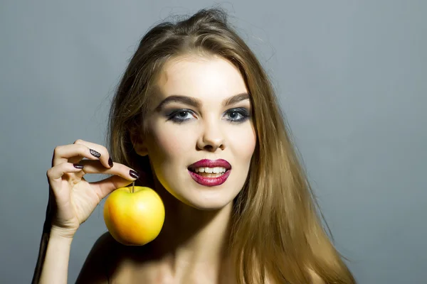 Glamour flicka med ett äpple — Stockfoto