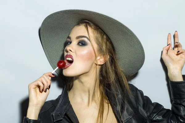 Flicka i en hatt med lollipop — Stockfoto