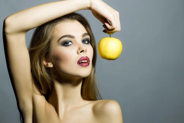Glamour flicka med ett äpple — Stockfoto
