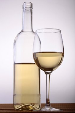 Şişe ve bir kadeh beyaz şarap.