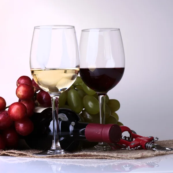Gafas de vino, botella y uva —  Fotos de Stock