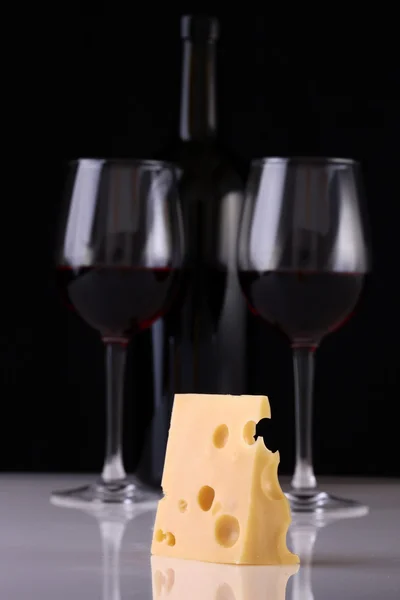 Vinflaska, glasögon och ost — Stockfoto