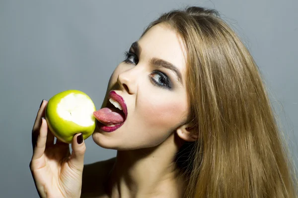 Гламурна дівчина з яблуком — стокове фото