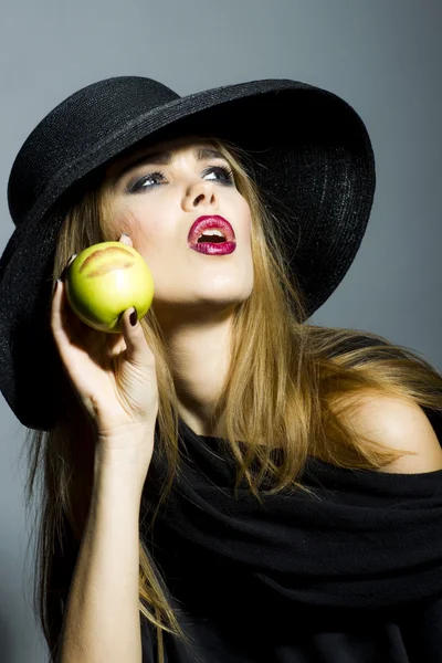 Mujer en sombrero negro — Foto de Stock