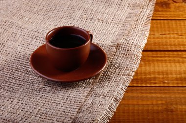 Kahve fincanı masanın üstünde.