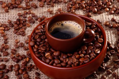 Kahve çekirdekleri ve bir kase içine