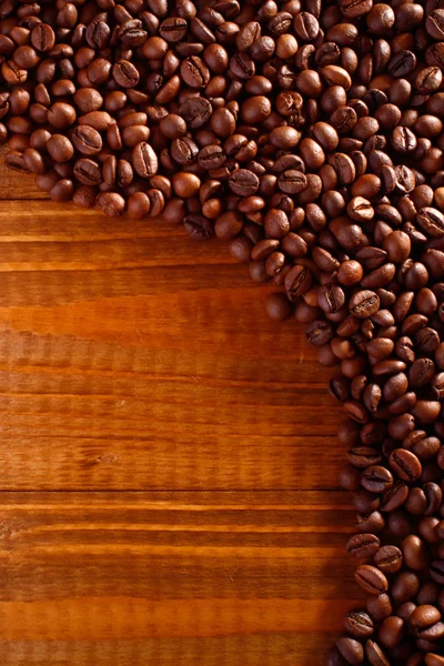 テーブルの上のコーヒー豆は — ストック写真