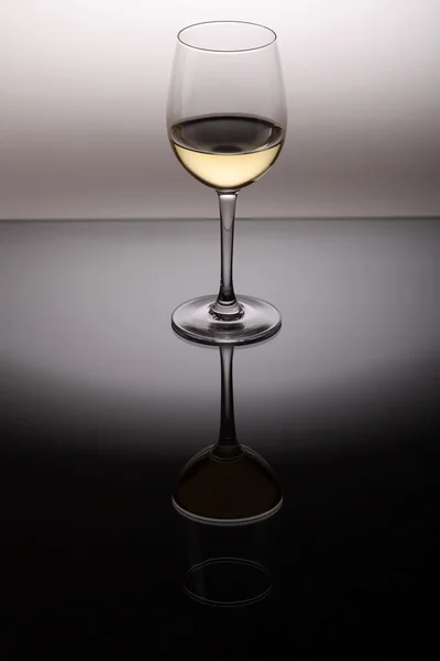 Verre avec vin blanc — Photo