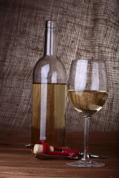Botella de vino, abridor y copa — Foto de Stock