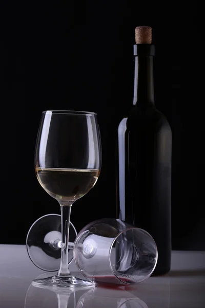 Bouteille de vin et verres — Photo