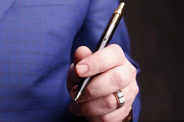 Мужская рука держит ручку — стоковое фото
