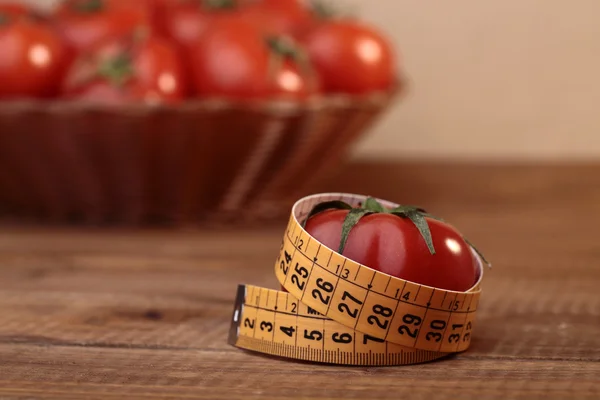Olgun domates ve ölçüm bandı — Stok fotoğraf