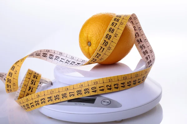 Portakal ve ölçekler üzerinde ölçüm bandı — Stok fotoğraf
