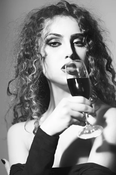 Bir kadeh şarap tutan kadın. — Stok fotoğraf