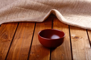 Seramik kase masanın üstünde.