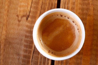 Kahve fincanı masanın üstünde.