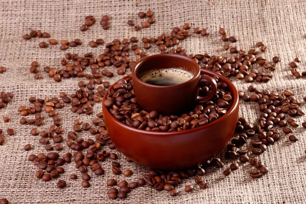 コーヒー豆とボウルにカップ — ストック写真