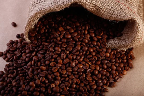 Grãos de café em um saco de serapilheira — Fotografia de Stock