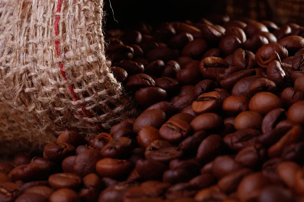 Grãos de café em um saco de serapilheira — Fotografia de Stock