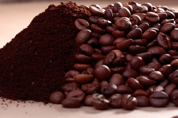 Kaffeebohnen und Pulver — Stockfoto