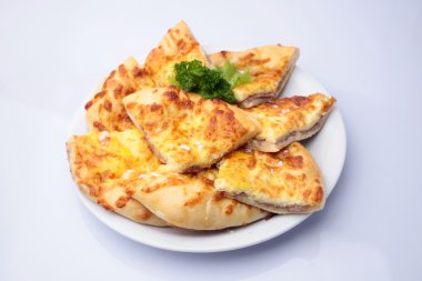 Khachapuri beyaz plaka üzerinde