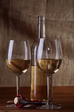 Şarap şişesi, açacağı ve gözlük