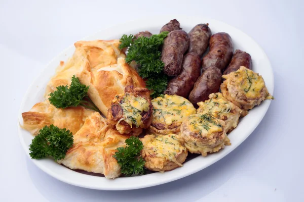 Хачапури и сосиски на тарелке — стоковое фото