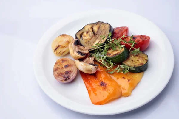 Гриль овощи на белой тарелке — стоковое фото