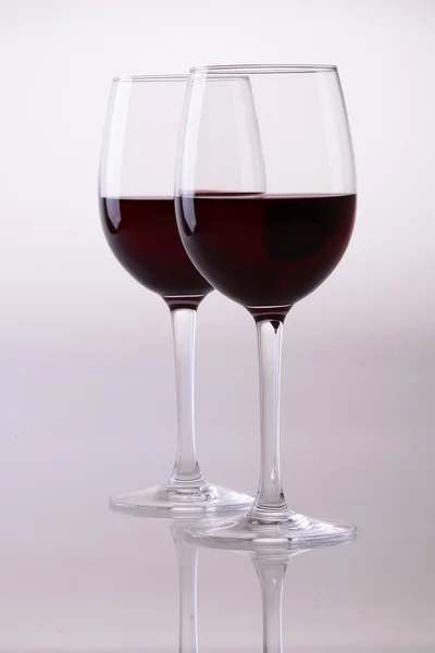 Copas de vino con vino tinto — Foto de Stock