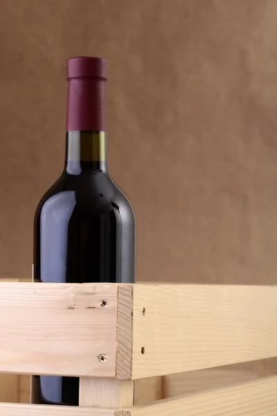 Fles rode wijn in een doos — Stockfoto