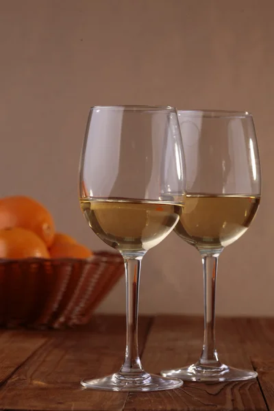 Vasos con vino blanco — Foto de Stock