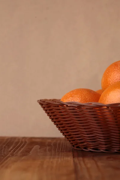 Orange frukter i korg — Stockfoto