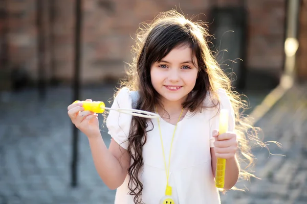 Очаровательная маленькая девочка улыбается, на открытом воздухе — стоковое фото