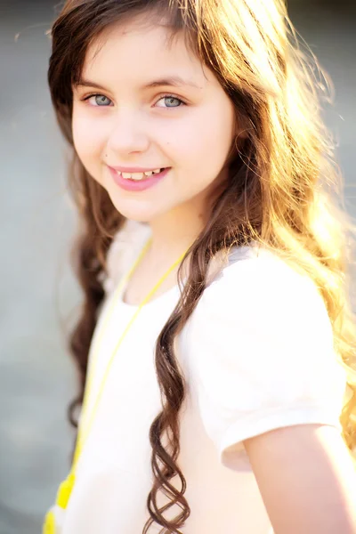 Gülümseyen büyüleyici küçük kız