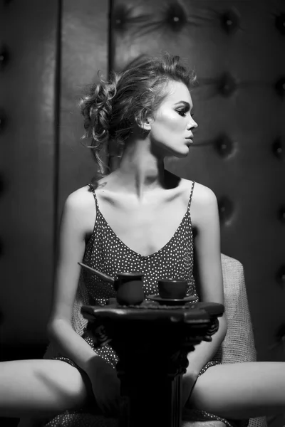 Glamour fille avec café — Photo