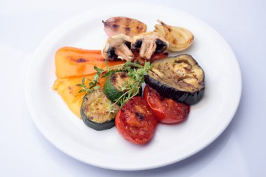 Beyaz tabakta ızgara sebze.