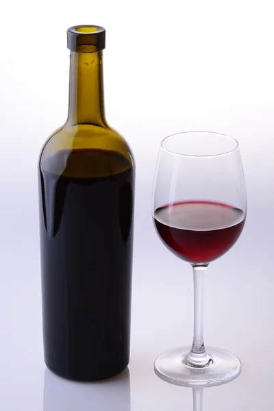 Botella de vino y vidrio — Foto de Stock