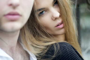 Şehvetli genç kadın adamla