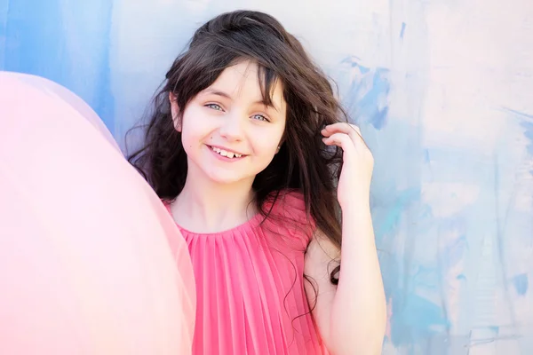 Linda niña sonriendo sobre un fondo brillante — Foto de Stock