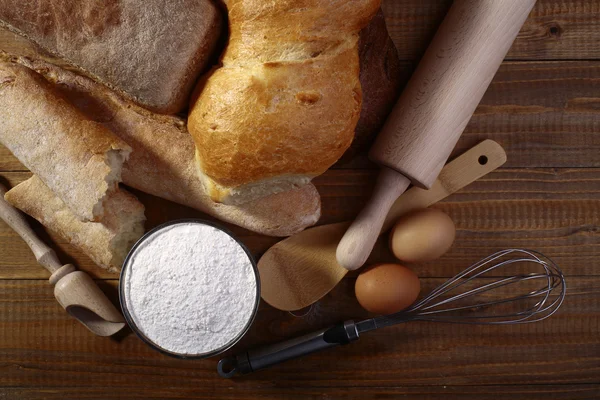 Vitt bröd mjöl och bruksföremål — Stockfoto