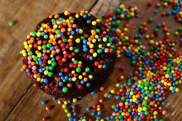 Čokoládový pohár dort a cukroví barevná glazura — Stock fotografie